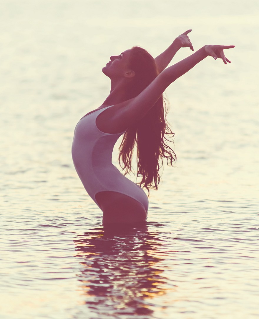 Dancer in the ocean<br />
More at <a rel=