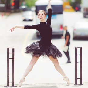 Ballet dancer en pointe - relevé en seconde